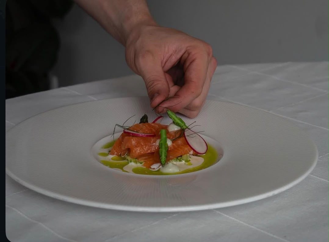 Private chef Mees Biemans plateert een gerecht tijdens een private dining diner in Tilburg